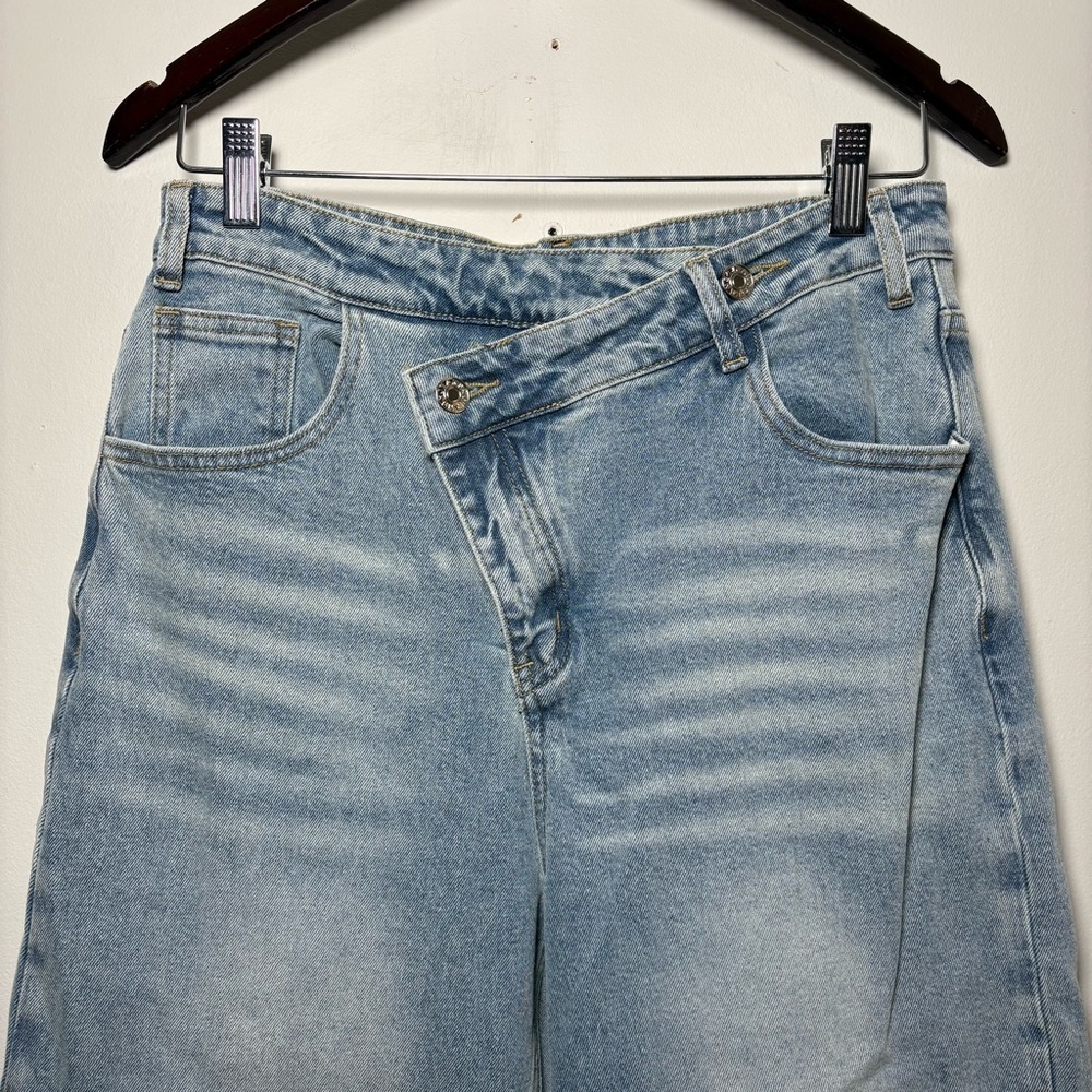 Commence Asymmetric Waist Wide-Leg Jeans Light Wash Size Medium - Picture 3 of 9